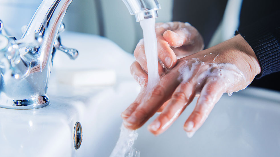 Autumn and winter wellness tips washing hands